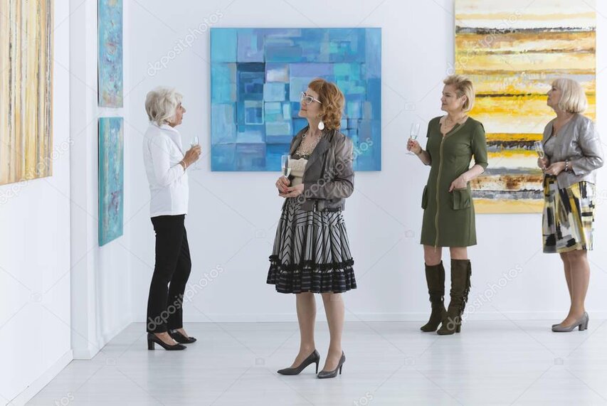 Vernissage med besökare som samtalar framför målningar i en konstsalong